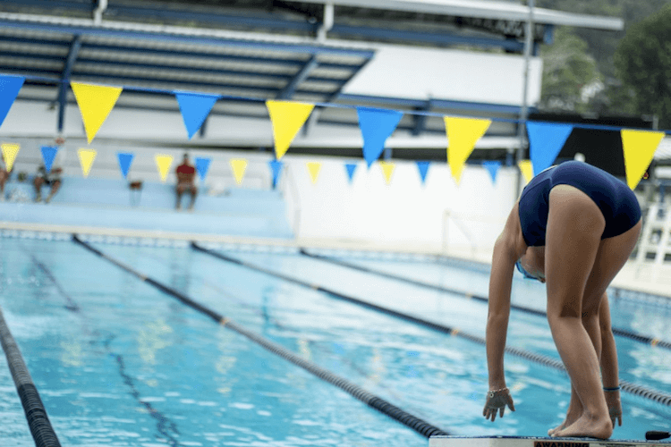 in forma con il nuoto